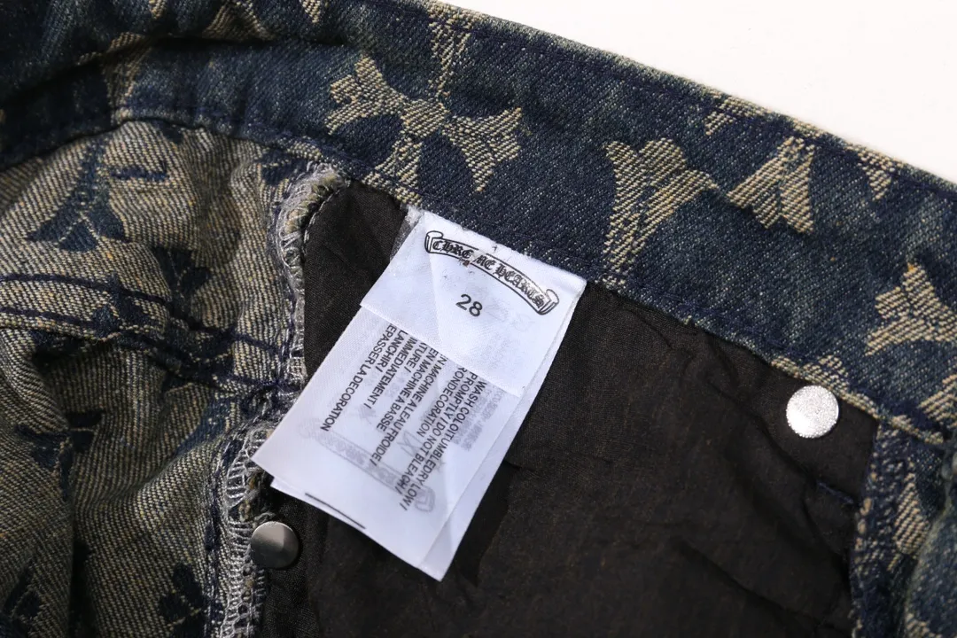 P240 Style No.: H586 Chrome Hearts double-sided full-logo jacquard dark pattern heavy-duty full-print cross jeans. The same model as the Internet celebrity star. Cross-printed denim jacket. The unique cross design element and full print are full of design. It is made of 100% denim cotton fabric with heavy coarse yarn count, which ensures a stiff and tough silhouette while being soft, comfortable and breathable. The lapel is designed with silver buttons and is full of texture. The classic white cross logo is all over the dress, making it a perfect versatile style for spring and summer! Customized jacquard fabric, you can wear it in various styles. This gender-neutral shirt is a must-have for nightclubs. It can be worn as a jacket for both men and women. It can be easily worn by both men and women! The original loose version is made of high-quality pure cotton fabrics. The fabric pattern is high-definition and delicate without burrs. It is comfortable and breathable to wear. All the buttons are molded and customized. It is casual and fashionable and can be matched with any bottoms. It can be windproof and sunproof in spring and summer. It can be worn outside in autumn and winter! Easily concave shape makes you look slimmer and taller, perfect for both men and women! Customized main label, accessories, fully washable, whole body wiring, quality control, no heads!  Luxurious dark high street, Hollywood's luxury brand, 22SS's latest couple's leather cross short-sleeved T-shirts, all reflect their own unique style! Made of thick black cotton, goatskin appliqués, hand-sewn custom metal hardware, and silicone varnish printing, multiple materials collide to create a unique texture. It also incorporates ChromeHearts medieval-style Sanskrit fonts and classic horseshoes, creating a unique and charming dark texture under the graceful arcs and all-black shadows, full of artistic sense!